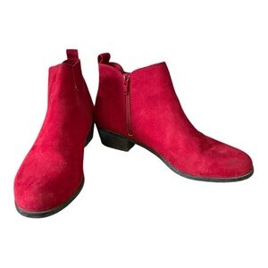 SO Red Ankle Boots with Block Heel and V-Shaped Opening